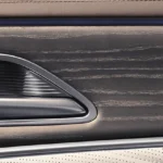 Interior Dihiasi Trim Kayu Asli